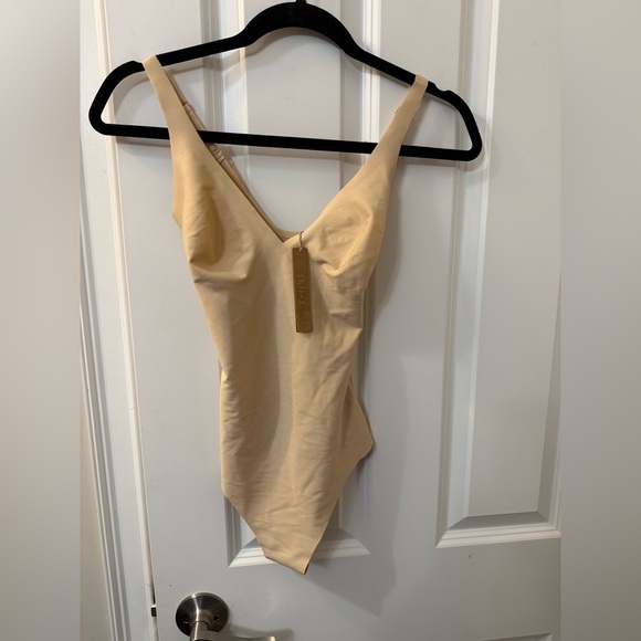 NWT SKIMS Body Unlined Plunge Thong Bodysuit in Small color Sand - Picture 2 of 5